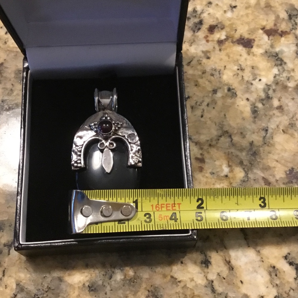Elegant Necklace Pendant-925 SS, Onyx, and cabochon Garnet - Picture 4 of 4